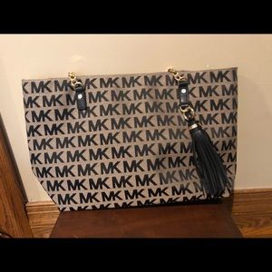 BNWT MICHAEL KORS JET SET TOTE OFFERS WELCOME